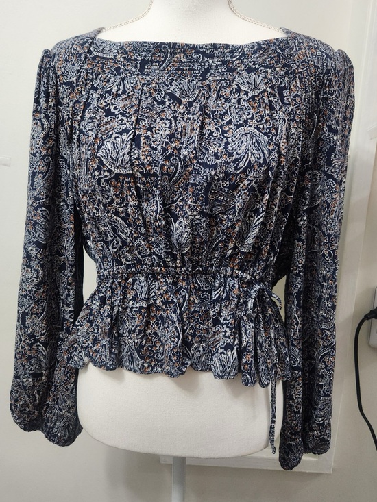 Treasure & Bond Tops - Treasure & Bond Balloon Long Sleeve Peplum Top in Navy Antique Floral Paisley.